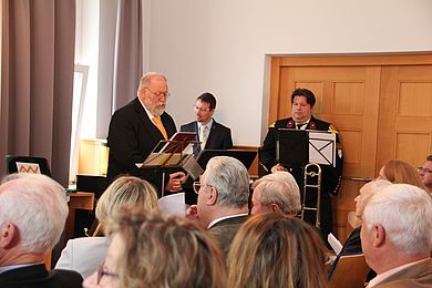 Kanzler von Stern singt ein Lied für August Behr