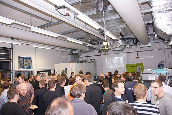 Am 07. November 2013, fand am Technologiecampus (TC) Cham das von Prof. Dr. Wolfgang Blöchl (Fakultät Maschinenbau/Umwelttechnik, Ostbayerische Technische Hochschule Amberg-Weiden, OTH-AW) initiierte und organisierte Technik Forum Zerspanung statt. Them