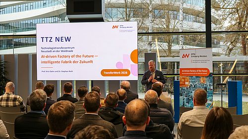 Prof. Dr. Kris Dalm stellte gemeinsam mit Dr. Stephan Roth das Technlogietransferzentrum Neustadt a.d. Waldnaab vor