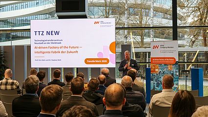 Prof. Dr. Kris Dalm stellte gemeinsam mit Dr. Stephan Roth das Technlogietransferzentrum Neustadt a.d. Waldnaab vor