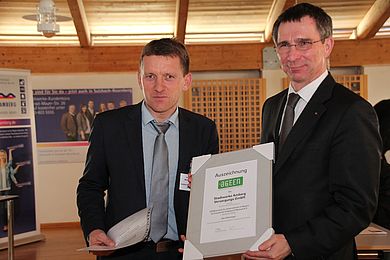 Prof. Dr. Markus Brautsch übergibt die Urkunde an Prof. Dr. Stephan Prechtl, Stadtwerke Amberg