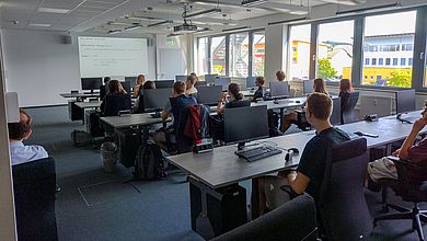 Schülerinnen und Schüler im Hörsaal