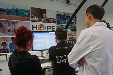 Prof. Dr. Christian Schmidkonz und sein Team analysieren die Daten während der Spiroergometrie