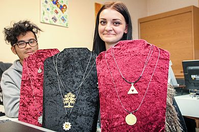 Schüler zeigen ihren Modeschmuck