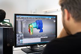 Ein Studierender konstruiert ein mechanisches Bauteil in CAD