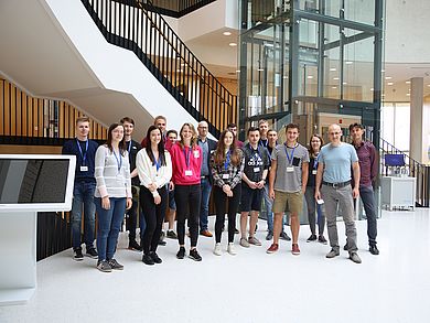 Gruppenfoto im Foyer der Firma Mayr