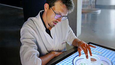 Die Studierenden konnten sich bei der Exkursion im Rahmen eines Laborkurses auch mit der Ernährung der Zukunft auseinandersetzen