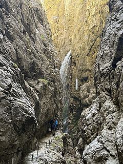 Gruppe geht durch Schlucht
