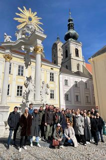 Gruppenfoto vor einer Kirche