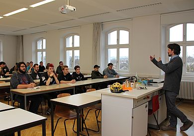 Prof. Martin Frey stellt die Studiengänge der Fakultät EMI vor.