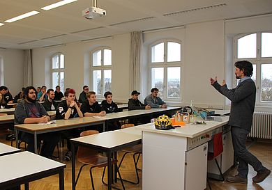 Prof. Martin Frey stellt die Studiengänge der Fakultät EMI vor.