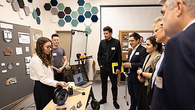 Die beiden Studierenden der OTH Amberg-Weiden präsentierten ihre Geschäftsidee dem Publikum und der Jury; Foto: Erich Malter