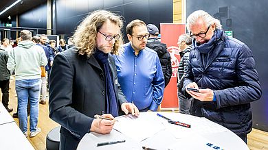 Dr. Bastian Vergnon (l.) unterstützt an der OTH Amberg-Weiden Gründungsinteressierte und Startups