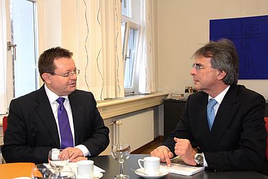 Präsident Prof. Dr. Erich Bauer und Regierungspräsident Axel Bartelt.