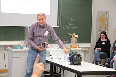 energy4kids: "Wasser marsch " hieß es unter der Anleitung von Dipl.-Physiker Manfred Bauer. (Foto: Karoline Gajeck-Scheuck) energy4kids: "Wasser marsch " hieß es unter der Anleitung von Dipl.-Physiker Manfred Bauer. (Foto: Karoline Gajeck-Scheuck)