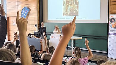 Die Kinder machten begeistert mit bei der ersten KinderUni an der OTH Amberg-Weiden (Bild: Gabi Schönberger, Oberpfalz-Medien)