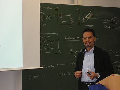 Die Vorlesung Energietechnik von Professor Dr. Magnus Jaeger, bei den Wirtschaftsingenieuren in Weiden, wurde am 06.12.2012 genutzt, um die aus studentischer Sicht interessanten Aspekte der Energietechnik, aus der Sichtweise eines an Rohstoffen überaus r