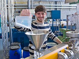 Student an der Folienblasmaschine