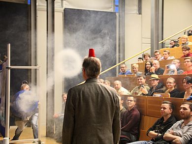 Prof. Dr. Matthias Mändl unter „Rauchkringel-Beschuss“