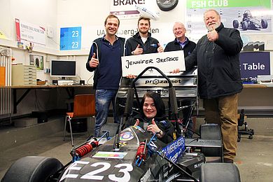 Das Auto steht bereit! Webmaster Bernhard Eckl, die Running Snail Teamleitung mit Prof. Dr. Horst Rönnebeck, und Ludwig von Stern, Kanzler der OTH Amberg-Weiden gratulieren Jennifer Dretzke