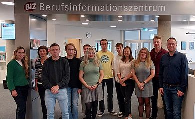 Im Berufsinformationszentrum in Weiden bereitetetn sie sich auf Bewerbungsgespräche in Deutschland vor
