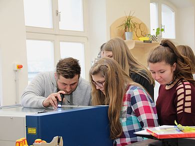 Mädchen am Lasercutter