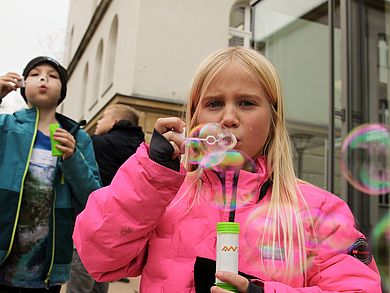 Mädchen macht Seifenblasen