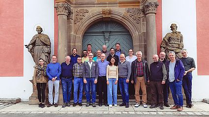 Die Professorinnen und Professoren vor dem Kloster Speinshart
