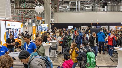 Volles Haus bei der Langen Nacht der Wissenschaften: Der Stand der OTH Amberg-Weiden zog kontinuierlich viele Interessierte an.