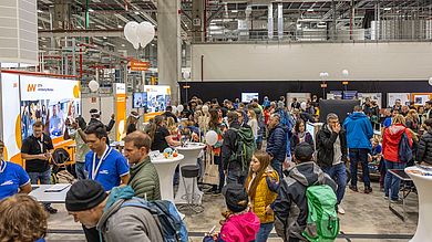 Volles Haus bei der Langen Nacht der Wissenschaften: Der Stand der OTH Amberg-Weiden zog kontinuierlich viele Interessierte an.