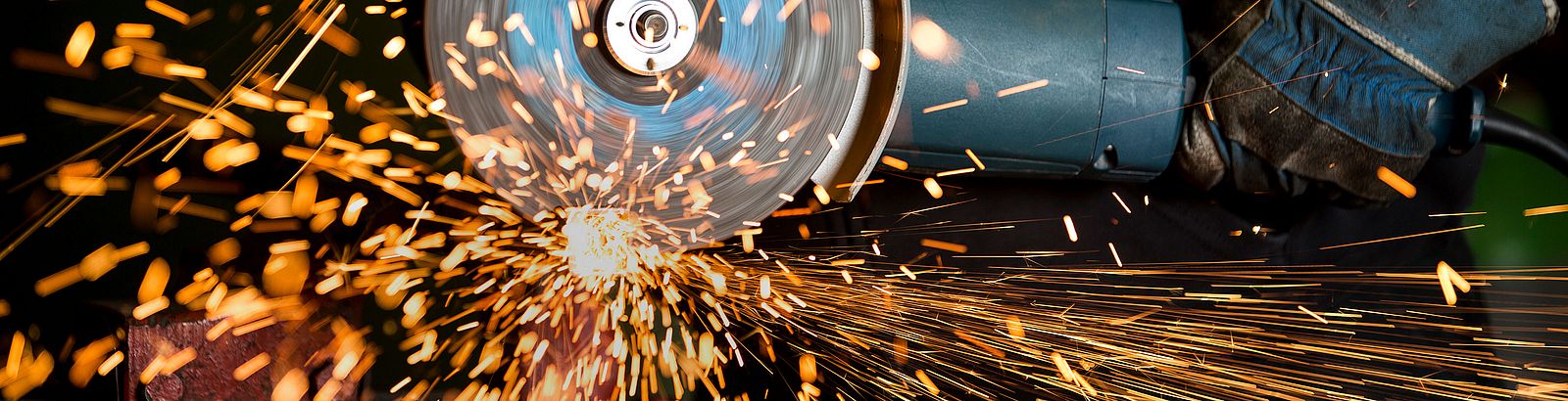 Metall wird mit Trennschleifer durchtrennt 