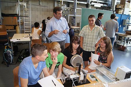 Schüler forschen unter Anleitung in einem Labor der OTH