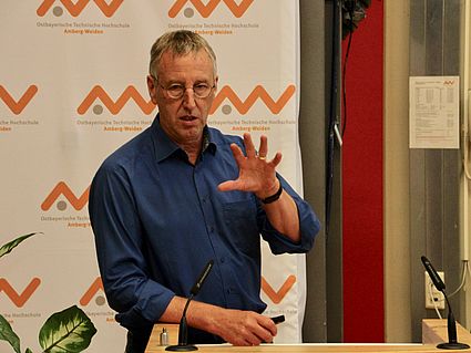 Prof. Dr.-Ing. Burkhard Berninger beschäftigte sich in seinem Vortrag mit Kunststoffen als "Abfall – gestern und heute".