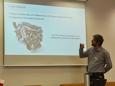 Herr Novak (UWB) stellt den aktuellen Stand der Forschungsergebnisse vor (Kooperation des Instituts für Energietechnik und der UWB)