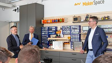 Wissenschaftsminister Blume steht im MakerSpace