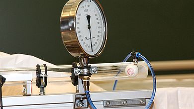 Tischtennisball in einem Rohl