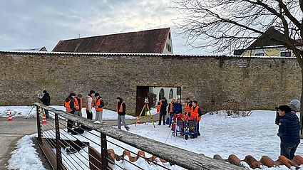 Schüler im Stadtgarben an der Stadtmauer