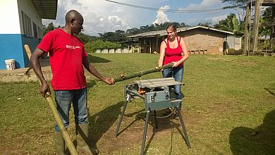 Die Bambus Rohre werden zugeschnitten