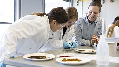 Mädchen im Umwelttechniklabor