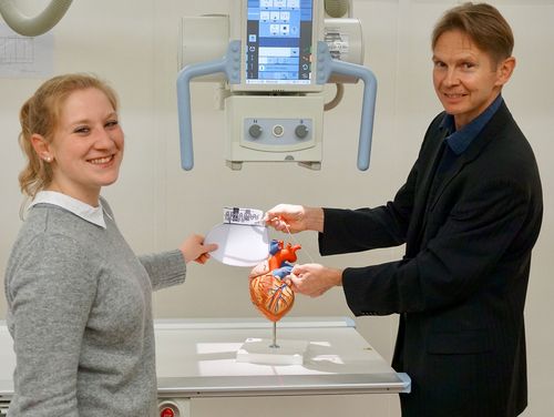 Laboringenieurin Larissa Blümlein und Professor Ralf Ringler arbeiten an der Entwicklung der neuen Testmethode.