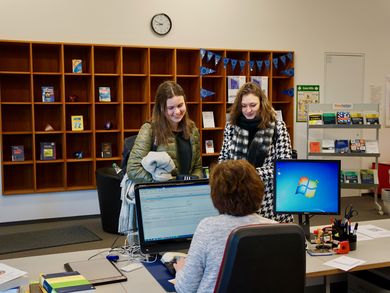 Schülerinnen informieren sich in der Bibliothek in Weiden.