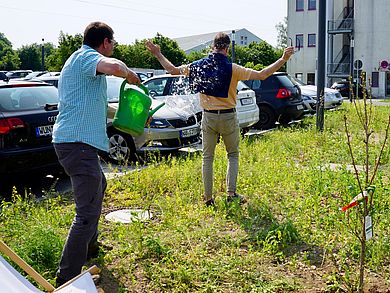 ... und initiierten spontan eine Wasserschlacht.