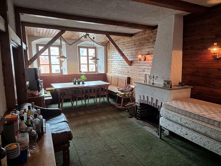 Wohnzimmer mit Esstisch und Sofa