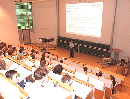 Auf Einladung von Univ.-Prof. Dr. Dieter Brüggemann, Lehrstuhl für Technische Thermodynamik und Transportsysteme (LTTT) referierte Prof. Dr. Andreas P. Weiß, Dekan der Fakultät Maschinenbau/Umwelttechnik am Freitag, den 05.Juni 13 an der Universität 