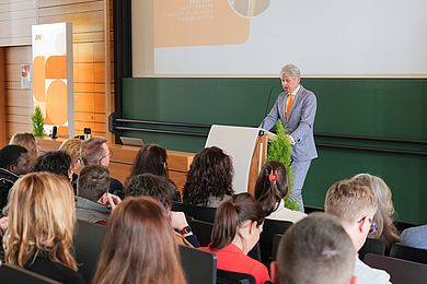 Hochschulpräsident Prof. Dr. Clemens Bulitta begrüßt die neuen Studierenden in Weiden