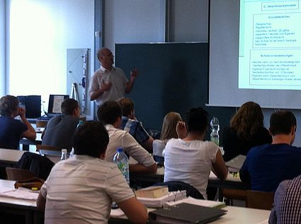 Im Rahmen der Vorlesungen „Deutsches Patentrecht“ und „Gewerblicher Rechts-schutz“ (Prof. Dr. Andrea Klug, Studiengang Patentingenieurwesen) gab Rechts- und Patentanwalt Dr. Bernhard Bittner, Kanzlei Hannke, Bittner & Partner, Regensburg unter dem