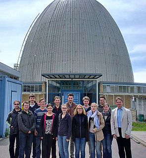 Studierende vor dem Forschungsreaktor Garching