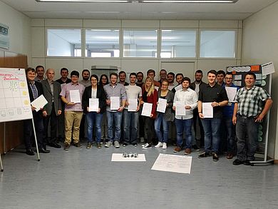 Die Kursteilnehmer(innen) zusammen mit Volker Simon (ganz links) und Florian Walter (ganz rechts) aus dem Dozententeam, beide Siemens AG,  sowie Prof. Dr.-Ing. Günter Kummetsteiner (3. von links). (Foto: REFA)