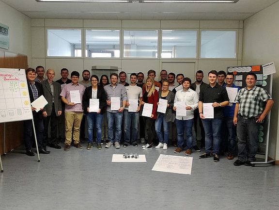 Die Kursteilnehmer(innen) zusammen mit Volker Simon (ganz links) und Florian Walter (ganz rechts) aus dem Dozententeam, beide Siemens AG,  sowie Prof. Dr.-Ing. Günter Kummetsteiner (3. von links). (Foto: REFA)