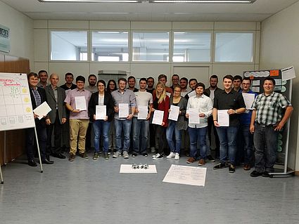 Die Kursteilnehmer(innen) zusammen mit Volker Simon (ganz links) und Florian Walter (ganz rechts) aus dem Dozententeam, beide Siemens AG,  sowie Prof. Dr.-Ing. Günter Kummetsteiner (3. von links). (Foto: REFA)